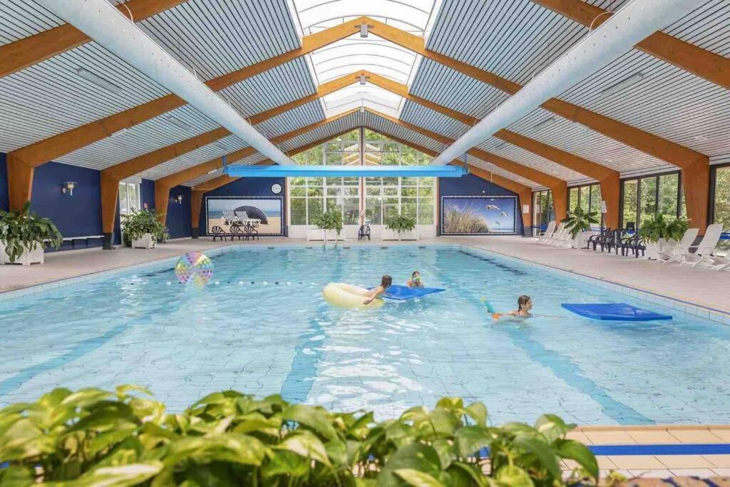 Vakantiehuisje Zeegeluk Vlakbij De Kust Sint Maartensvlotbrug Luaran gambar
